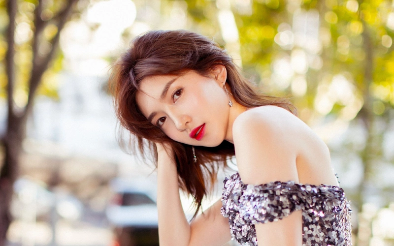 而江疏影的皮肤也是很白,搭配上她的气质,又是一个女神级别的存在.