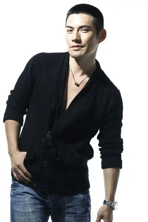 严宽时尚写真曝光 迷人眼神性感身材