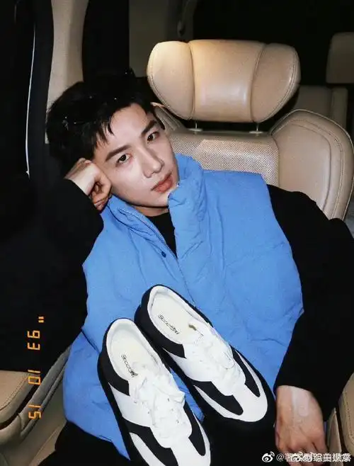 白敬亭晒日常二连拍#白敬亭晒车内二连拍,小白是懂拍照的!