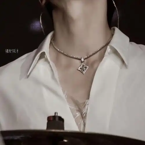 有没有盟人部位图像手锁骨喉结这一种