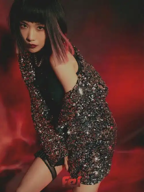 王霏霏烈焰红唇短发造型