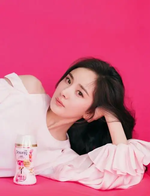 杨幂粉嫩露肩裙娇俏甜美 长发大眼放电女人味十足_娱乐频道_中国青年