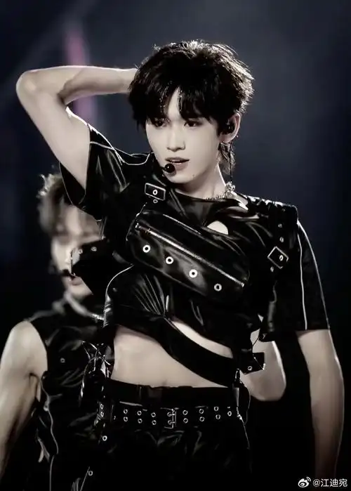 宋亚轩[超话]##宋亚轩腹肌# 再说这个吗