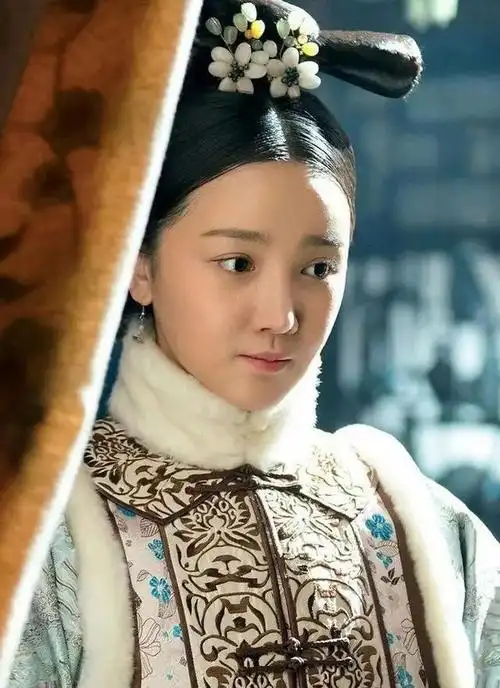 《如懿传》壁纸,哪怕是皇后,也要屈膝在皇帝之下,俯首恭谨