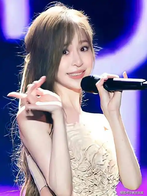 王心凌三亚之夜:"老阿姨"年龄少女的皮囊,穿"肉色皮裙"真甜_造型_短裙