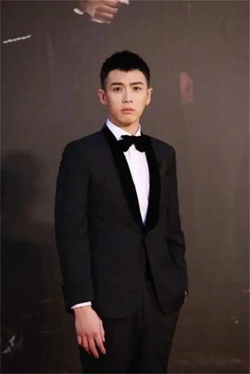 柯震东吸毒风波后亮相代表剧组致谢网友给他一次机会