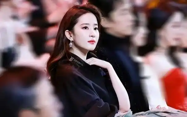 32岁娜扎遇上37岁刘亦菲,高清照曝光,珠圆玉润给白幼瘦上了一课