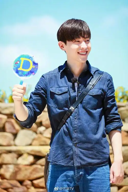 组图:新晋奶爸邓伦 嘟嘴卖萌帅气带娃