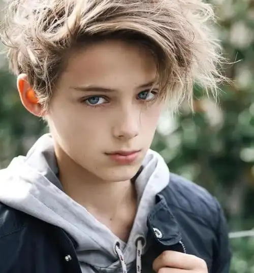 小时候长得帅,当年年少的他照片被曝光后,一度被称为"世界第一美少年"