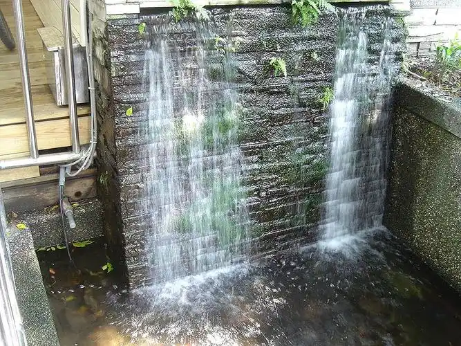 水幕墙适用于室内,室外的装潢,它是按照空气自然分解水分子的原理