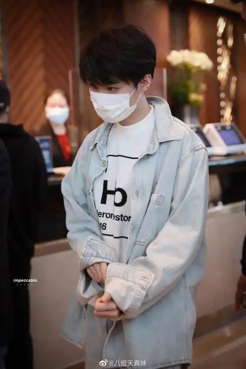 王俊凯时尚文化大赏上班饭拍,牛仔外套清爽大帅哥
