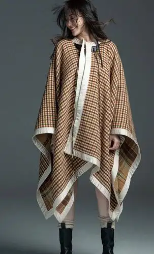 原创 唐嫣挺孕肚拍摄杂志!肚大如箩四肢却依旧纤细,当妈后变得更美