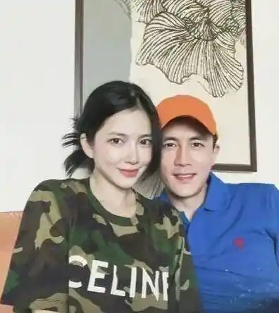 杜淳老婆王灿秀恩爱被网友讽刺本人下场回怼网友杜淳是海王