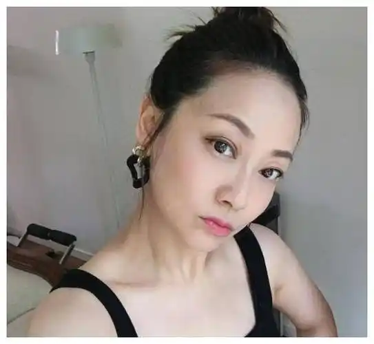 张卫健老婆张茜晒吊带低胸自拍,网友大赞_妇女_中老年_运动