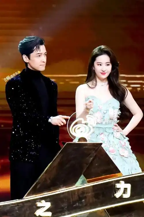 胡歌刘亦菲荣获大奖,18年后同框领奖热度高,男方发言凸显高情商_腾讯