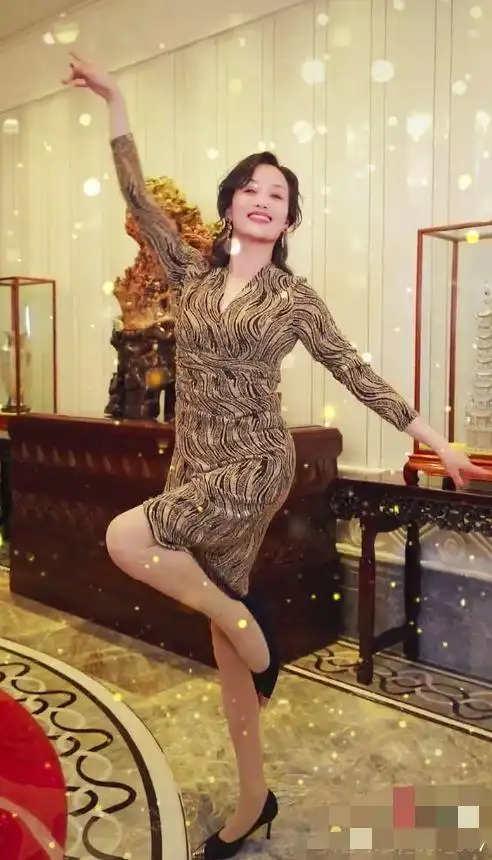 富豪妈妈李颖近况曝光不演戏后直播卖货身材出众大露香肩