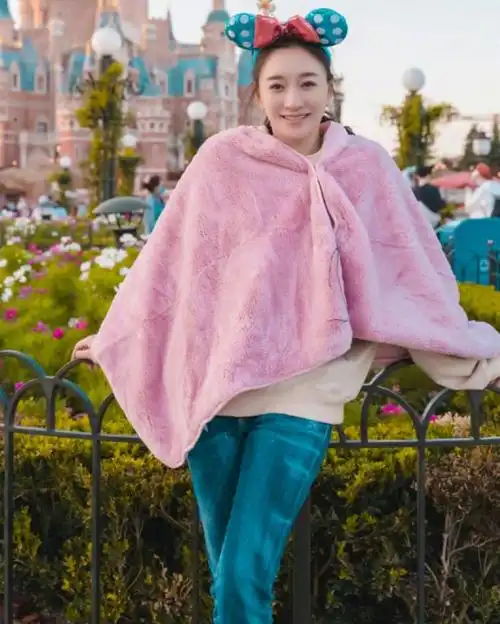 李小冉罕晒近照,身披粉毯如少女,44岁还美出新高度_手机搜狐网