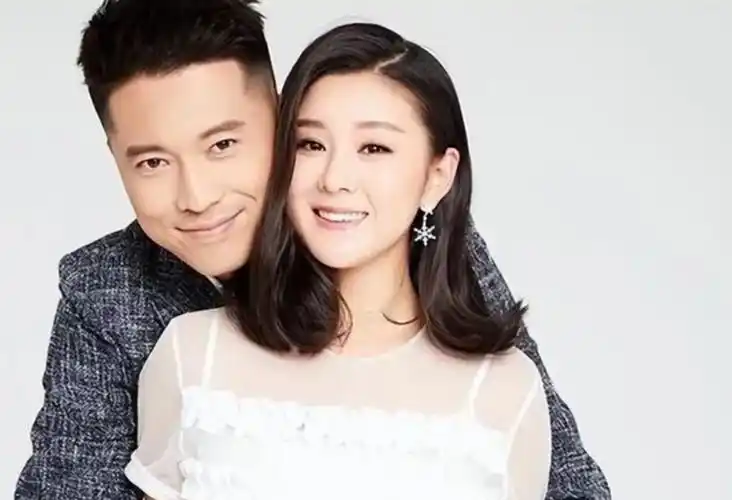 演员李小萌回老家做头发一件外套高达46000大儿子五官超像爸