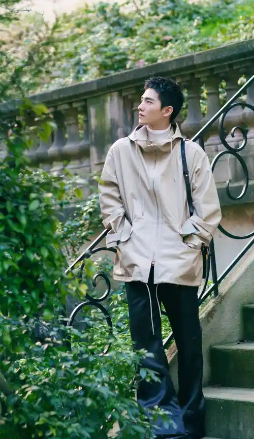 这是杨洋参加的巴黎时装周,上演森系男友风,置身于森林公园之中,街拍