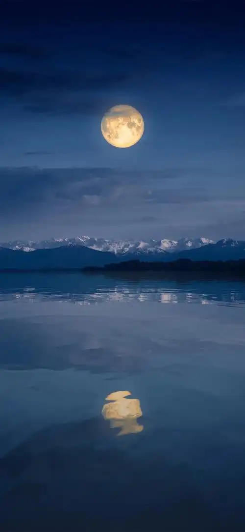 夜空月亮倒影水面手机壁纸