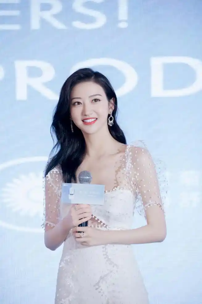 飘纱设计肩带连衣裙的优雅温柔和高级洋气 飘纱设计肩带连衣裙是景甜