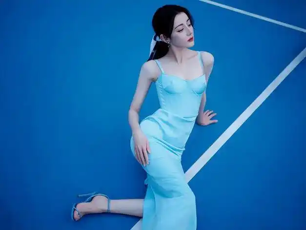迪丽热巴的身材不是盖的!一袭蓝丝绸吊带裙好美,好优雅