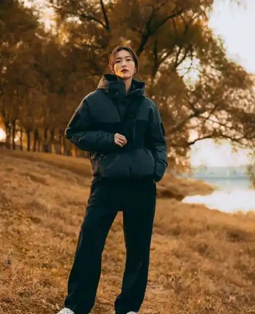 刘雯官宣汽车代言,美丽优雅的白色西装,分区设计大秀身材_时尚_衣服