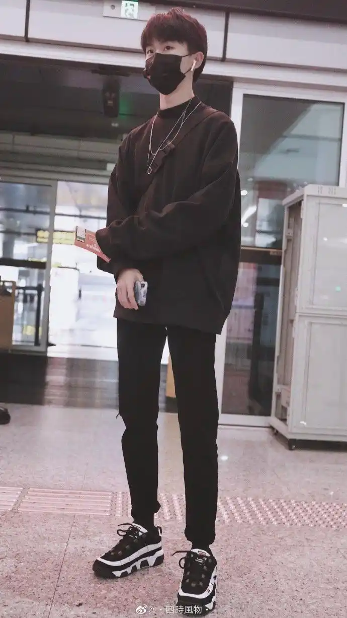 是那个舞台上超a超飒的马嘉祺了,黑色口罩遮脸都挡不住的帅气