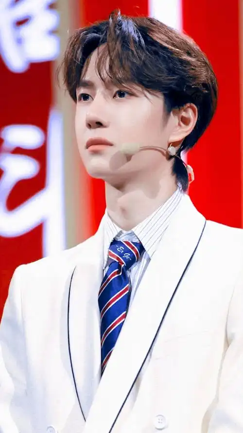 青年演员王一博#wyb#正能量艺人王一博#白色西装,正式而又温柔帅气如