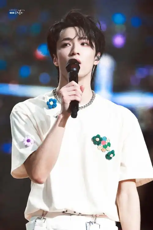 怎么还穿着9899697615服给飞吻呀 可爱到犯规了#刘耀文叁