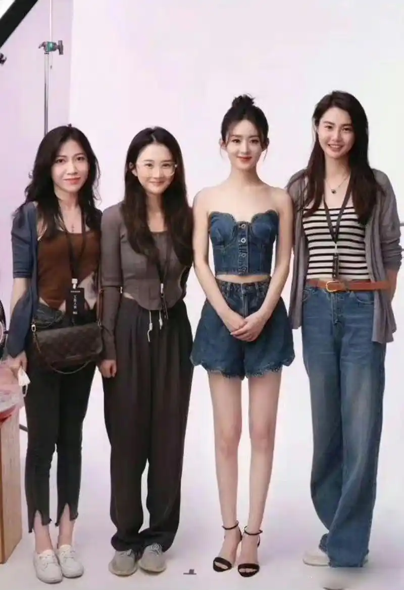 赵丽颖与素人的合照,真的好优越啊!明星和素人一眼能看出差别.