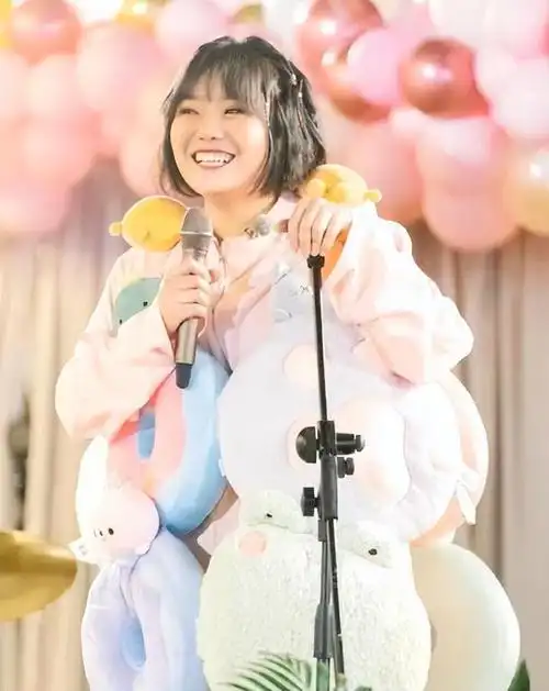 贾玲?"假玲"?黑色深v裙尽显妩媚,健康和美的"新标杆"!