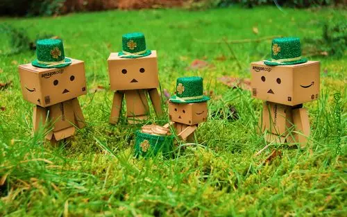 绿色护眼可爱纸箱人阿楞高清桌面壁纸下载高清大图预览1920x1200_卡通