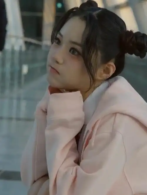 可爱双丸子头美女写真