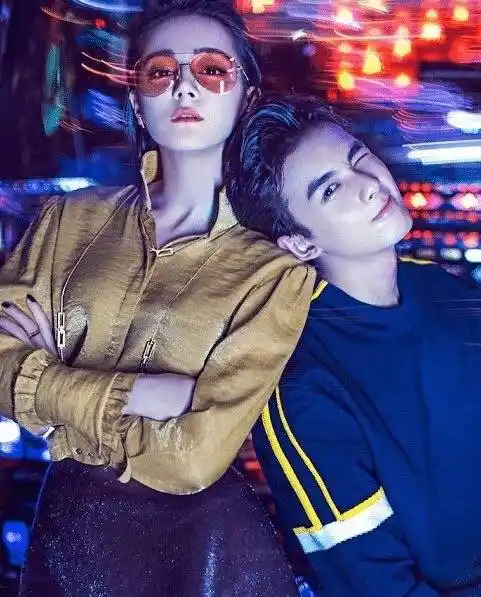 吴磊迪丽热巴同框拍杂志,当看到热巴搂磊磊时,原谅我想磕cp了