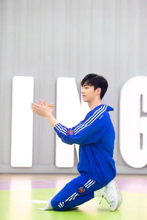 陈立农蓝色复古运动套装##小巨人运动会