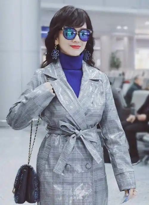 快70岁赵雅芝用力过猛,如16岁花季短裤造型,网友说我都不敢穿_时尚