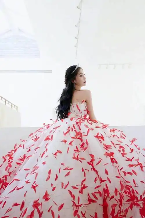 跨年晚会同穿红热巴红裙美艳一梦新疆吴宣仪却只成土味影楼风