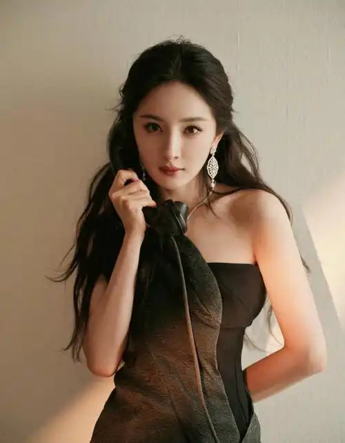 杨幂黑色吊带礼服写真|最新美照_网易订阅
