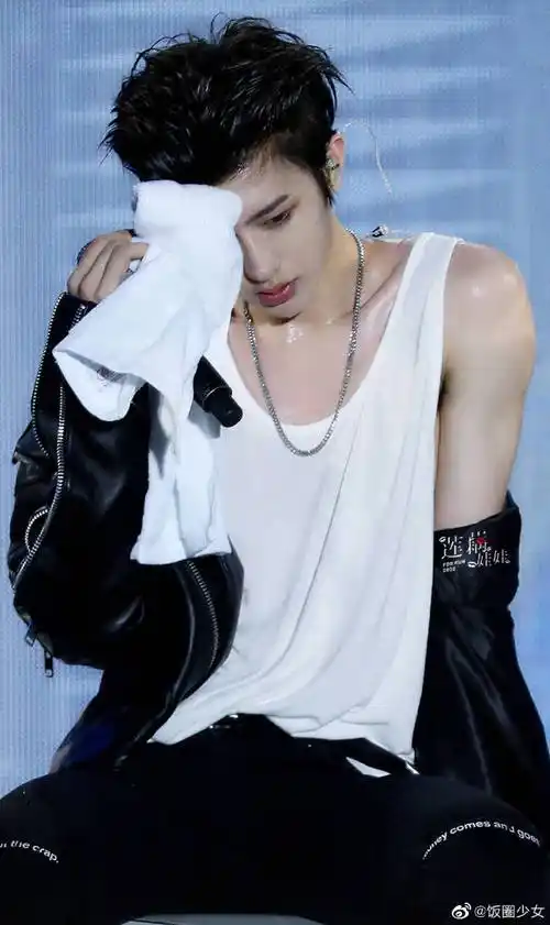 可以单独出道的锁骨#蔡徐坤的名品锁骨 来接收坤的锁骨杀