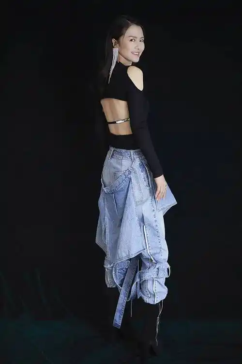 谭维维斩获两项音乐大奖 超a美背性感吸睛