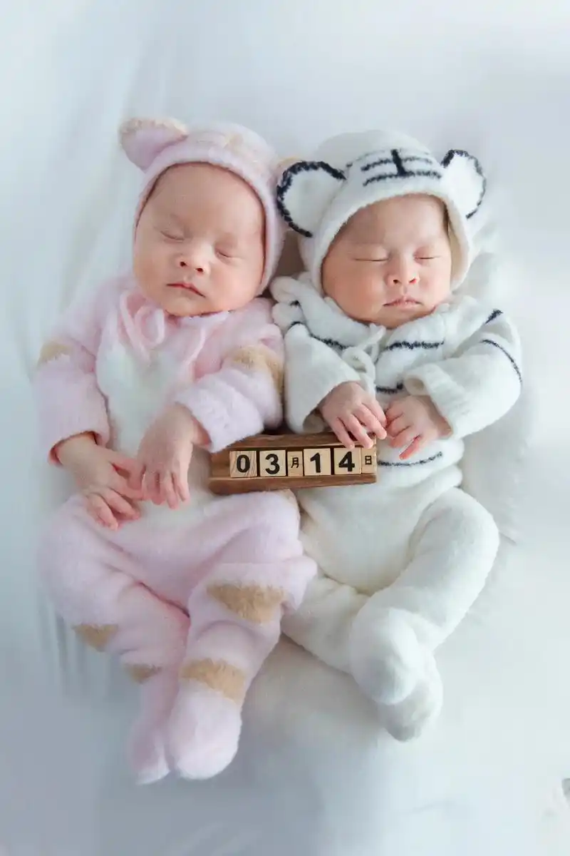 双胞胎兄弟,小外甥满月照片很可爱 - 抖音