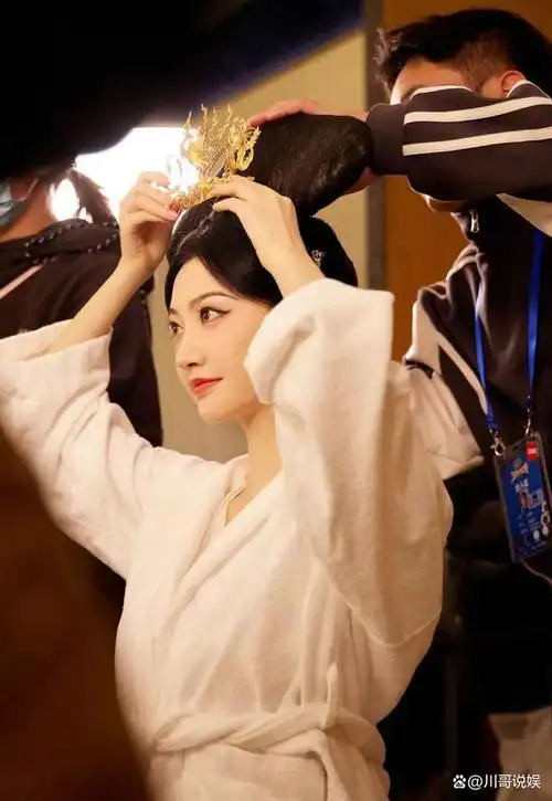 嘿,朋友们又见面了,今日,景甜分享的清宫美人妆造全记录在网络上掀起