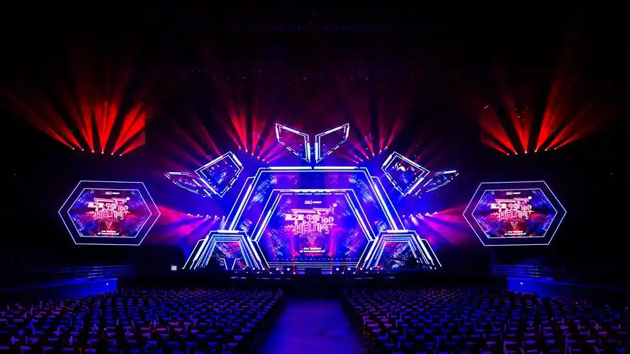 本次晚会舞台设计以简约大气的硬朗线条为主,金属质感的裂变分屏,上方