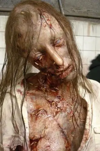 电影中活人变丧尸的化妆过程