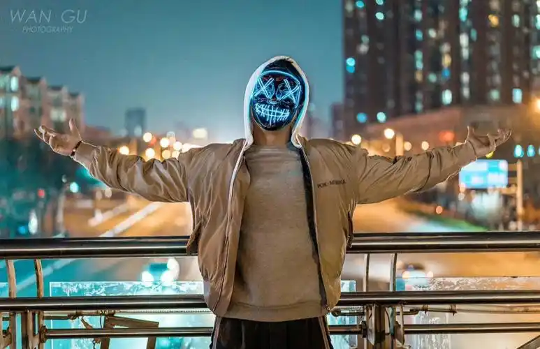 戴着面具时你说我虚伪摘下面具你问我是谁