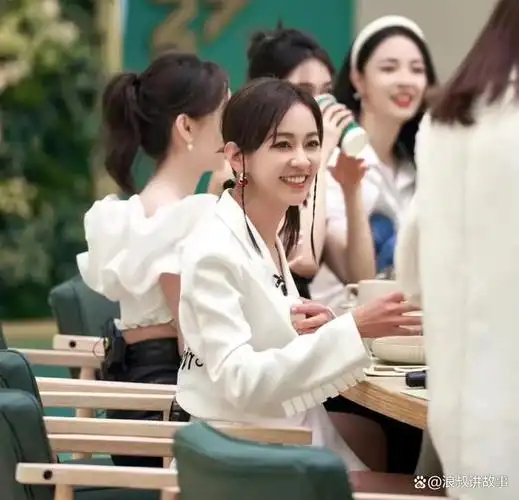 在答谢会上,观众们期待已久的刘以豪和陈意涵终于合体.