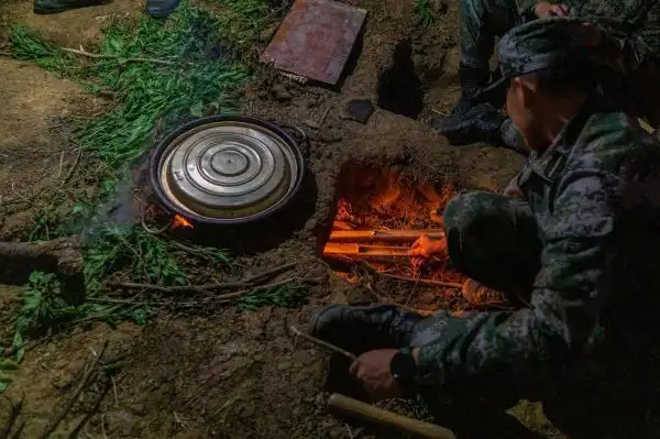 多课目考核磨砺生存技能 串联式训练锤炼实战本领