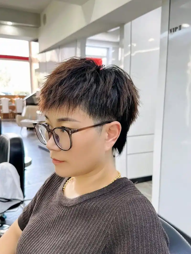 女士锡纸烫发型,锡纸烫短发. 女生短发烫发. 女短发. 减龄短发