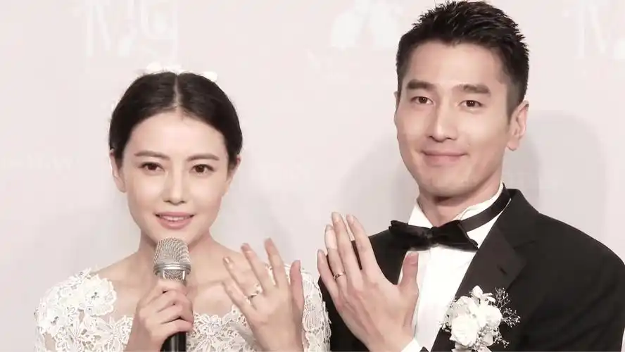 高圆圆勾着老公脖子,隔口罩与赵又廷亲吻,身旁女儿见惯了很淡定